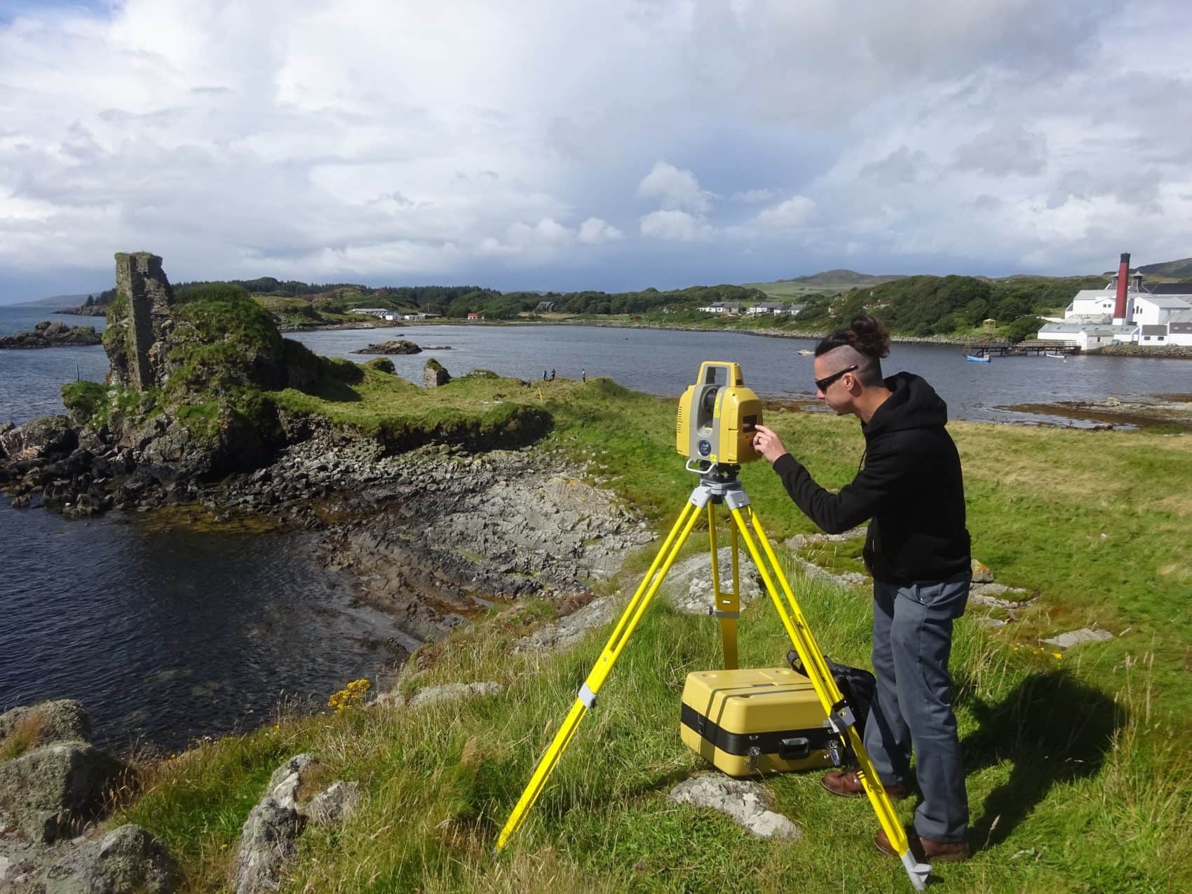 Scanning-at-Dunyvaig-Castle-in-preparation-for-excavation