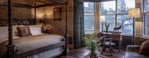 a lovely bedroom in braemar for luxury tours